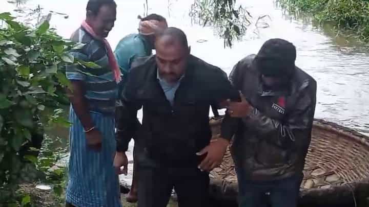 ನದಿಗೆ ಹಾರಿ ಆತ್ಮಹತ್ಯೆಗೆ ಯತ್ನಿಸಿದ ಮಾಜಿ ಸೈನಿಕ: ಕೊನೆ ಕ್ಷಣದಲ್ಲಿ ಹುಟ್ಟಿತು ಬದುಕಬೇಕೆಂಬ ಆಸೆ; ಮುಂದೇನಾಯ್ತು? ನದಿಗೆ ಹಾರಿ ಆತ್ಮಹತ್ಯೆಗೆ ಯತ್ನಿಸಿದ ಮಾಜಿ ಸೈನಿಕ: ಕೊನೆ ಕ್ಷಣದಲ್ಲಿ ಹುಟ್ಟಿತು ಬದುಕಬೇಕೆಂಬ ಆಸೆ; ಮುಂದೇನಾಯ್ತು?