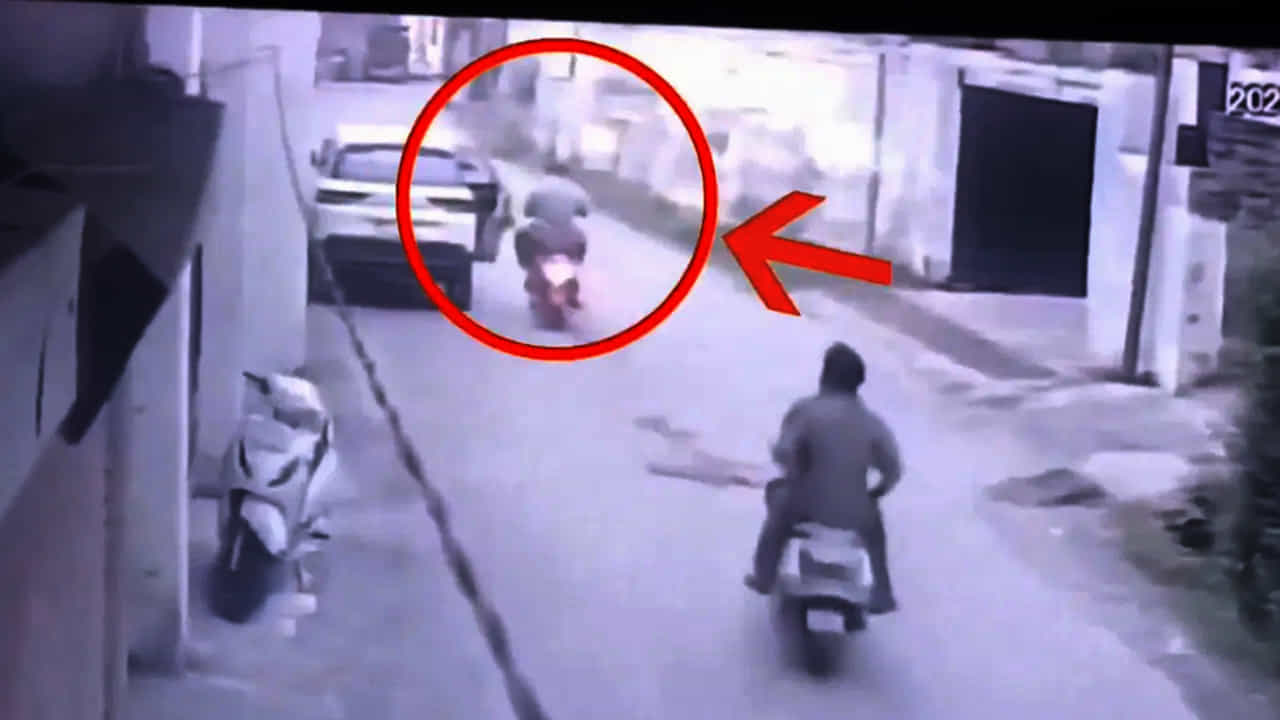 VIDEO: ಆಘಾತಕಾರಿ ಸುದ್ದಿ... ಡೋರ್​ಗೆ ಡಿಕ್ಕಿ ಹೊಡೆದು ಕ್ರಿಕೆಟಿಗ ಸಾವು..!