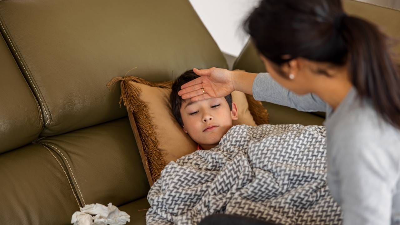 ಪೋಷಕರೇ… ನಿಮ್ಮ ಮಕ್ಕಳಿಗೆ ಜ್ವರ ಬಂದ್ರೆ ಈ ಆಹಾರಗಳನ್ನು ನೀಡಲೇಬೇಕು