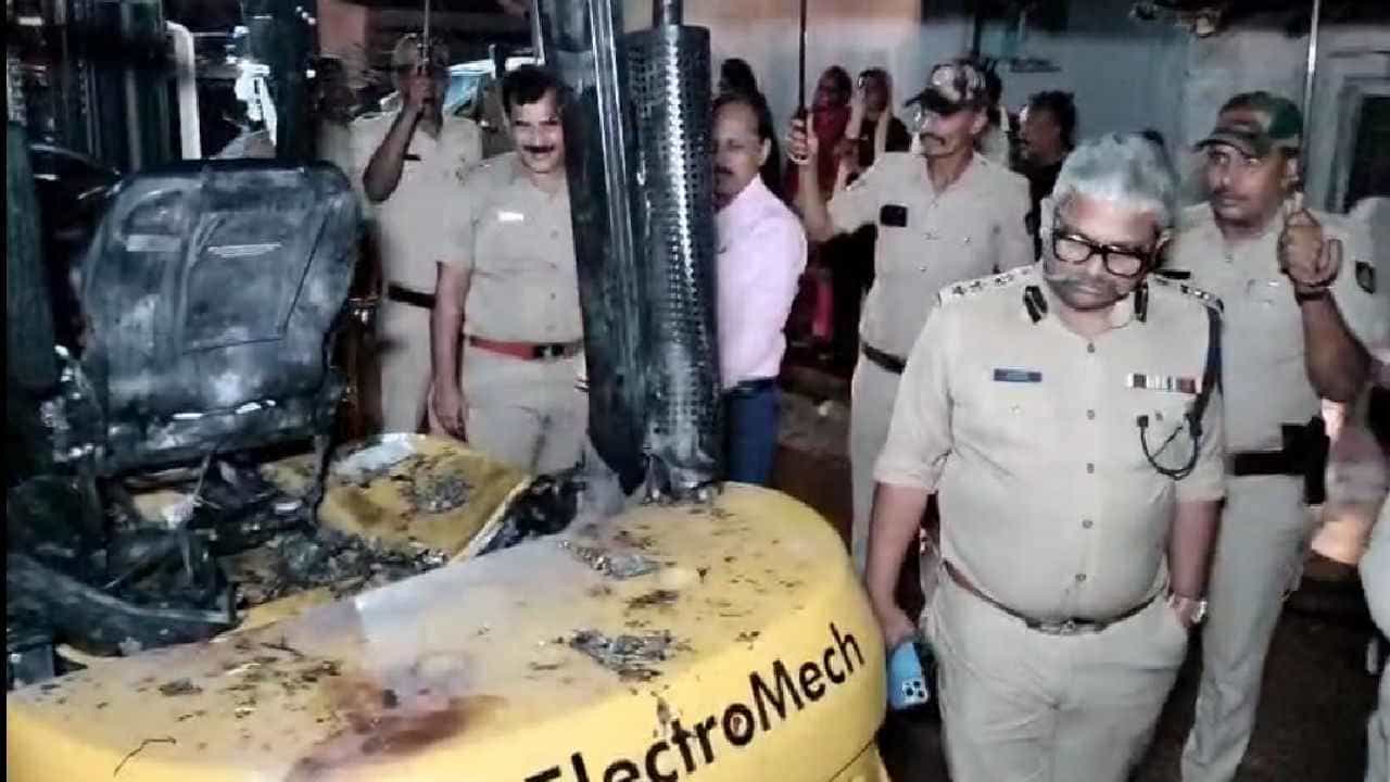 ದೊಡ್ಡಬಳ್ಳಾಪುರದಲ್ಲಿ ಘೋರ ದುರಂತ: ಗಣೇಶ ಮೆರವಣಿಗೆ ವೇಳೆ ಪಟಾಕಿ ಬಾಕ್ಸ್ ಸ್ಫೋಟಗೊಂಡು ಬಾಲಕ ಸಾವು, 6 ಜನರಿಗೆ ಗಾಯ ದೊಡ್ಡಬಳ್ಳಾಪುರದಲ್ಲಿ ಘೋರ ದುರಂತ: ಗಣೇಶ ಮೆರವಣಿಗೆ ವೇಳೆ ಪಟಾಕಿ ಬಾಕ್ಸ್ ಸ್ಫೋಟಗೊಂಡು ಬಾಲಕ ಸಾವು, 6 ಜನರಿಗೆ ಗಾಯ