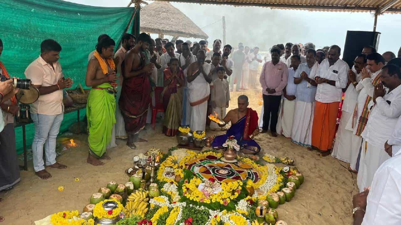 ಕರಾವಳಿಯಲ್ಲಿ ಮತ್ತೆ ಮೀನುಗಾರಿಕೆ ಆರಂಭ: ಸಮುದ್ರ ರಾಜನಿಗೆ ಹಾಲೆರೆದು ಕಡಲ ಮಕ್ಕಳಿಂದ ಪೂಜೆ ಕರಾವಳಿಯಲ್ಲಿ ಮತ್ತೆ ಮೀನುಗಾರಿಕೆ ಆರಂಭ: ಸಮುದ್ರ ರಾಜನಿಗೆ ಹಾಲೆರೆದು ಕಡಲ ಮಕ್ಕಳಿಂದ ಪೂಜೆ