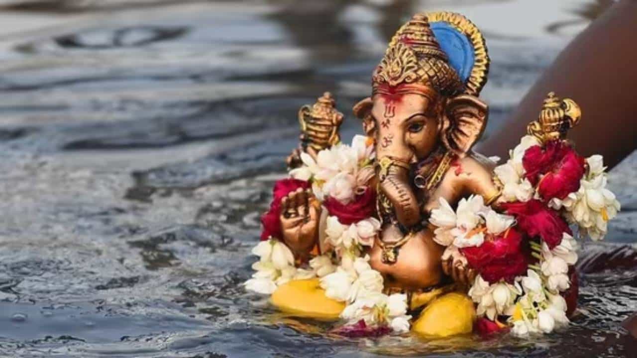 Daily Devotional: ಗಣಪತಿ ಪೂಜೆ ಹೇಗೆ ಮಾಡಬೇಕು ಪ್ರತಿಷ್ಠಾಪನೆ ಮತ್ತು ವಿಸರ್ಜನೆ ವಿಧಾನ ಇಲ್ಲಿದೆ