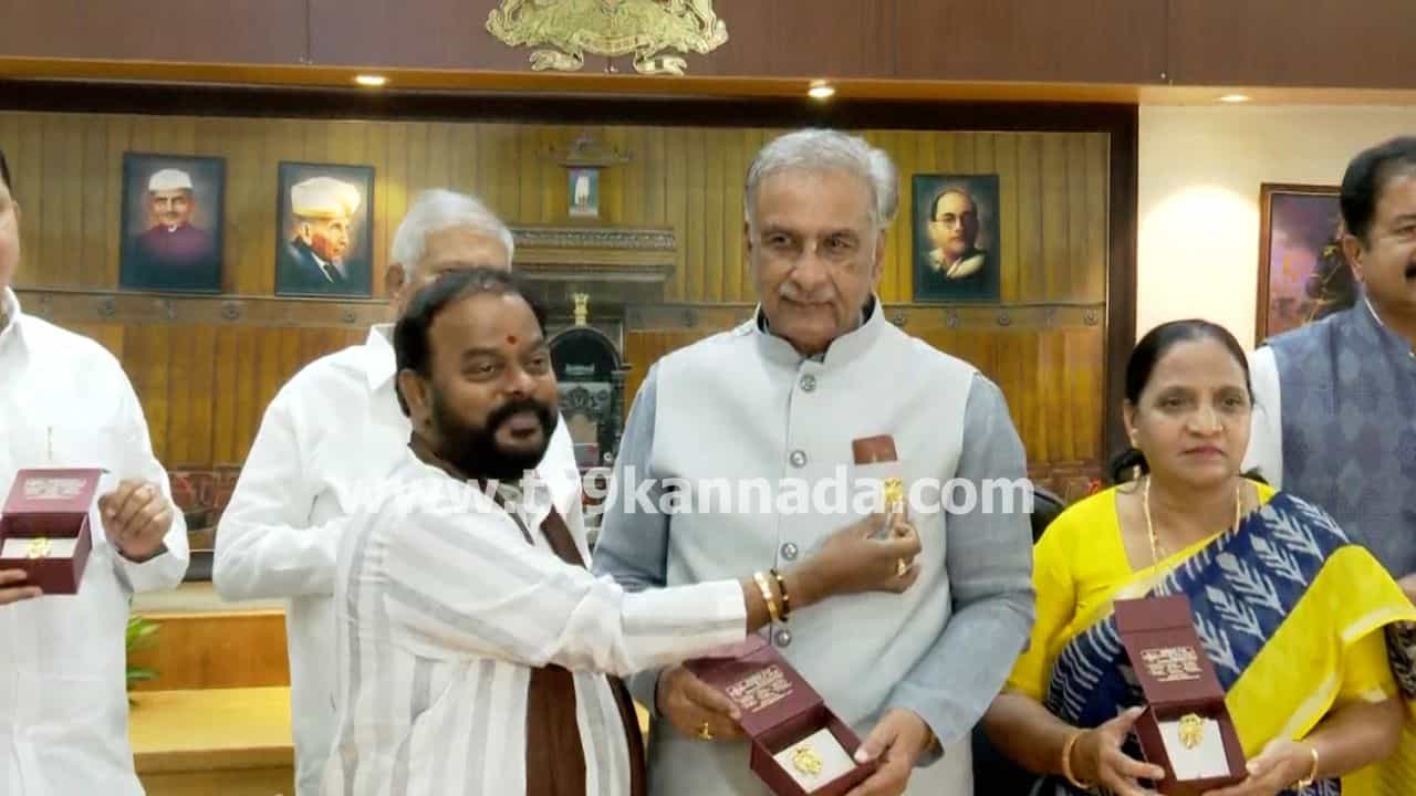 ಕರ್ನಾಟಕ ವಿಧಾನ ಪರಿಷತ್ ಸದಸ್ಯರಿಗೆ ಶರವಣ ವತಿಯಿಂದ ಚಿನ್ನ ಲೇಪಿತ ಗಂಡಬೇರುಂಡ ಲಾಂಛನ ವಿತರಣೆ ಕರ್ನಾಟಕ ವಿಧಾನ ಪರಿಷತ್ ಸದಸ್ಯರಿಗೆ ಶರವಣ ವತಿಯಿಂದ ಚಿನ್ನ ಲೇಪಿತ ಗಂಡಬೇರುಂಡ ಲಾಂಛನ ವಿತರಣೆ