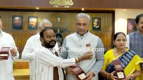 ಎಂಎಲ್ಸಿಗಳಿಗೆ ಶರವಣ ವತಿಯಿಂದ ಚಿನ್ನ ಲೇಪಿತ ಗಂಡಬೇರುಂಡ ಲಾಂಛನ ವಿತರಣೆ ಎಂಎಲ್ಸಿಗಳಿಗೆ ಶರವಣ ವತಿಯಿಂದ ಚಿನ್ನ ಲೇಪಿತ ಗಂಡಬೇರುಂಡ ಲಾಂಛನ ವಿತರಣೆ