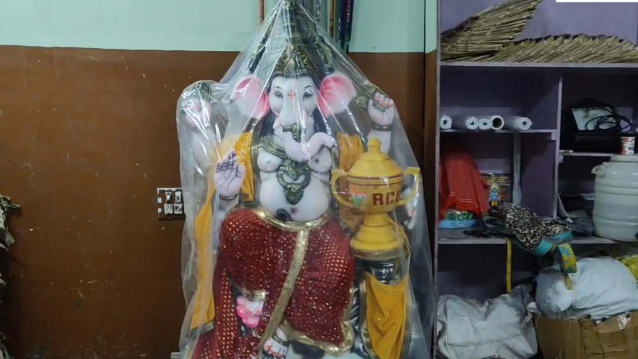 ಗಣೇಶ ಹಬ್ಬ ಬಂತ್ತು ಅಂದರೆ ನಗರದ ಯುವಕರಲ್ಲಿ ಎಲ್ಲಿಲ್ಲದ ಸಂಭ್ರಮ. ಅದರಲ್ಲೂ ವಿಭಿನ್ನ ಗಣೇಶ ಕೂರಿಸಿ ಎಲ್ಲರ ಗಮನ ಸೆಳೆಯಬೇಕು ಎನ್ನುವುದು ಕಾಮನ್. ಹಾಗಾಗಿ ಇಲ್ಲೊಂದು ಕಡೆ ಮಣ್ಣಿನಲ್ಲಿ ಆರ್ಸಿಬಿ ಸೇರಿದಂತೆ ವಿವಿಧ ಬಗೆಯ ಗಣೇಶ ಮೂರ್ತಿಗಳು ಸಿದ್ಧವಾಗಿದ್ದು ಎಲ್ಲರ ಗಮನ ಸೆಳೆಯುತ್ತಿದೆ.