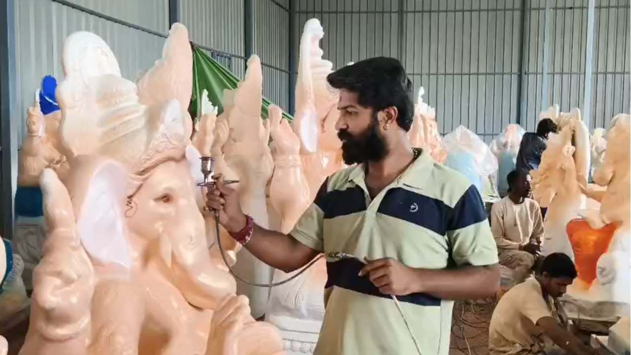 ಬೆಂಗಳೂರು ಗ್ರಾಮಾಂತರ ಜಿಲ್ಲೆಯ ದೇವನಹಳ್ಳಿ ತಾಲೂಕಿನ ವಿಜಯಪುರ ಪಟ್ಟಣದಲ್ಲಿ ಗಣೇಶೋತ್ಸವಕ್ಕೆ ಕೆರೆ ಮಣ್ಣಿನಿಂದ ವಿವಿಧ ಬಗೆಯ ಗಣೇಶ ಮೂರ್ತಿಗಳನ್ನು ತಯಾರಿಸಲಾಗಿದೆ. ಆ ಮೂಲಕ ಪರಿಸರ ಸ್ನೇಹಿ ಗಣೇಶೋತ್ಸವಕ್ಕೆ ಒತ್ತು ನೀಡಲಾಗುತ್ತಿದೆ.