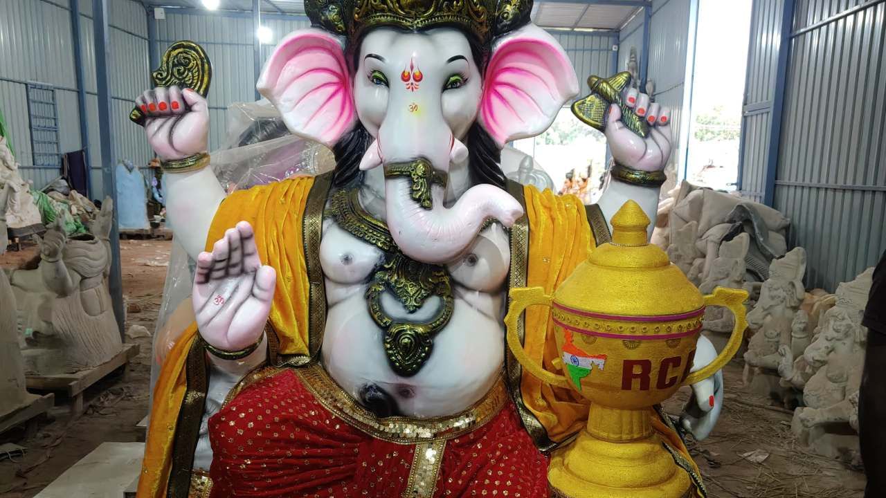 ಈ ಭಾರಿಯ ಗಣೇಶ ಹಬ್ಬಕ್ಕೆ ದಿನಗಣನೆ ಶುರುವಾಗಿದ್ದು, ಡಿಫರೆಂಟ್ ಗಣೇಶ ಮೂರ್ತಿ ತರಬೇಕು, ಅದ್ದೂರಿ ಸೆಟ್ ಹಾಕಬೇಕು ಅಂತ ಯುವಕರು ಈಗಾಗಲೇ ಸಿದ್ದತೆ ಮಾಡಿಕೊಳ್ಳುತ್ತಿದ್ದಾರೆ. ಇಂತಹ ಯುವಕರಿಗಾಗಿಯೇ ಪಟ್ಟಣದ ರಾಜಗೋಪಾಲ್ ಕುಟುಂಬ ಕೆರೆ ಮಣ್ಣಿನಿಂದ ವಿವಿಧ ಬಗೆಯ ಮೂರ್ತಿಗಳನ್ನ ತಯಾರು ಮಾಡಿದ್ದಾರೆ. ಅದರಲ್ಲೂ 14 ವರ್ಷಗಳ ಬಳಿಕ ಆರ್ಸಿಬಿ ಕಪ್ ಗೆದ್ದ ಖುಷಿಗೆ ಗಣೇಶ ಕೈಯಲ್ಲಿ ಐಪಿಎಲ್ ಕಪ್ ಹಿಡಿದಿರುವ ರೀತಿಯಲ್ಲಿ ಮೂರ್ತಿ ತಯಾರಿಸಲಾಗಿದ್ದು, ಯುವಕರು ಫಿದಾ ಆಗಿದ್ದಾರೆ.