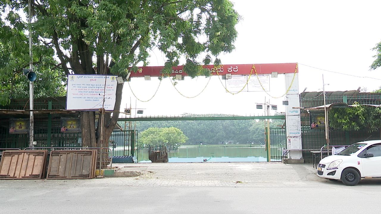 ಗಣೇಶ ಚತುರ್ಥಿ ಹಬ್ಬವನ್ನು ಭಕ್ತಿಭಾವದಿಂದ ಆಚರಿಸಲು ಸಿದ್ಧತೆ ಜೋರಾಗಿದೆ. ಬೆಂಗಳೂರು ನಗರದಾದ್ಯಂತ ಲಕ್ಷಾಂತರ ಭಕ್ತರು ಗಣೇಶನ ಮೂರ್ತಿ ಪ್ರತಿಷ್ಠಾಪನೆ ಹಾಗೂ ವಿಸರ್ಜನೆಗೆ ತಯಾರಾಗುತ್ತಿರುವ ನಡುವೆ, ಬಿಬಿಎಂಪಿ ವಿಶೇಷ ಮಾರ್ಗಸೂಚಿ ಪ್ರಕಟಿಸಿ ಎಲ್ಲಾ ವ್ಯವಸ್ಥೆಗಳನ್ನು ಮಾಡಿದೆ. ನಗರದಲ್ಲಿ ಹಲಸೂರು, ಯಡಿಯೂರು, ಸ್ಯಾಂಕಿ ಕೆರೆ ಸೇರಿ ಒಟ್ಟು 41 ಕೆರೆ ಅಂಗಳಗಳಲ್ಲಿ ಶಾಶ್ವತ ಹಾಗೂ ತಾತ್ಕಾಲಿಕ ಕಲ್ಯಾಣಿಗಳು ನಿರ್ಮಿಸಲಾಗಿದ್ದು, ಸಾರ್ವಜನಿಕರು ಗಣೇಶ ವಿಸರ್ಜನೆ ಮಾಡಲು ವ್ಯವಸ್ಥೆ ಮಾಡಲಾಗಿದೆ.