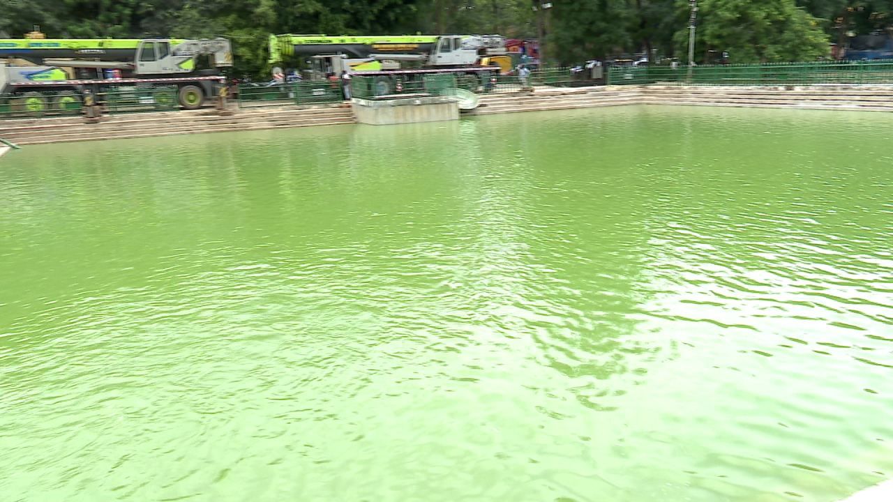 ಇದಲ್ಲದೆ, ನಗರದ ವಿವಿಧ ಭಾಗಗಳಲ್ಲಿ 489 ತಾತ್ಕಾಲಿಕ ಸಂಚಾರಿ ಟ್ಯಾಂಕರ್ಗಳನ್ನು ನಿಲ್ಲಿಸಲಾಗಿದೆ. ಬಿಬಿಎಂಪಿ ಈ ಬಾರಿ ವಿಶೇಷವಾಗಿ ಪರಿಸರ ಸ್ನೇಹಿ ಗಣೇಶ ಮೂರ್ತಿಗಳ ಬಳಕೆ ಮಾಡಲು ನಾಗರಿಕರಿಗೆ ಮನವಿ ಮಾಡಿದೆ. ಪ್ಲಾಸ್ಟರ್ ಆಫ್ ಪ್ಯಾರಿಸ್ ಅಥವಾ ರಾಸಾಯನಿಕ ಬಣ್ಣಗಳಿಂದ ತಯಾರಿಸಿದ ಮೂರ್ತಿಗಳನ್ನು ಬಳಸದಂತೆ ಮನವಿ ಮಾಡಿಕೊಂಡಿದೆ. ಕಲ್ಯಾಣಿಗಳಲ್ಲಿ ಪಿಒಪಿ ಗಣೇಶನ ಮೂರ್ತಿಗಳ ವಿಸರ್ಜನೆಗೆ ನಿಷೇಧ ಹೇರಲಾಗಿದೆ.