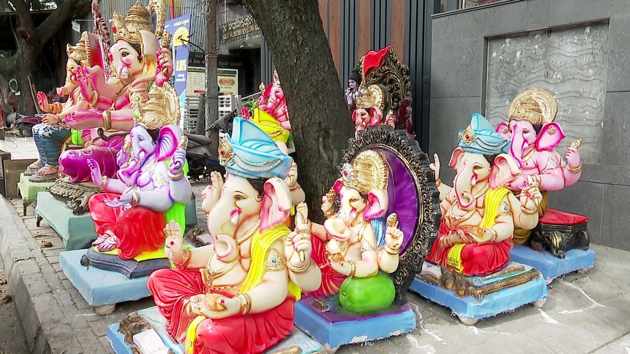 ವರ್ಷಕ್ಕೆ ಒಮ್ಮೆ ಬರುವ ಗಣೇಶ ಚತುರ್ಥಿ ಹಬ್ಬವನ್ನು ಭಕ್ತಿ ಭಾವದೊಂದಿಗೆ ಆಚರಣೆ ಮಾಡಲು ಭಕ್ತರು ಸಕಲ ತಯಾರಿಯನ್ನು ಮಾಡಿಕೊಂಡಿದ್ದಾರೆ. ಹೀಗಾಗಿ ಗ್ರಾಹಕರ ಬೇಡಿಕೆಗೆ ತಕ್ಕಂತೆ ಅತ್ಯಾಕರ್ಷಕ ಗಣಪನ ಮೂರ್ತಿಗಳು ಮಾರುಕಟ್ಟೆಯಲ್ಲಿದ್ದು, ಗಮನ ಸೆಳೆಯುತ್ತಿವೆ. ಗ್ರಾಹಕರು ಪರಿಸರ ಸ್ನೇಹಿ ಮೂರ್ತಿಗಳತ್ತ ಈ ಬಾರಿ ಒಲವು ತೋರಿಸಿದ್ದು, ಸರ್ಕಾರದ ನಿಷೇಧದ ಹೊರತಾಗಿಯೂ ಅಲ್ಲಲ್ಲಿ ಪಿಒಪಿ ಮೂರ್ತಿಗಳು ಕೂಡ ಕಾಣಸಿಗುತ್ತಿವೆ.