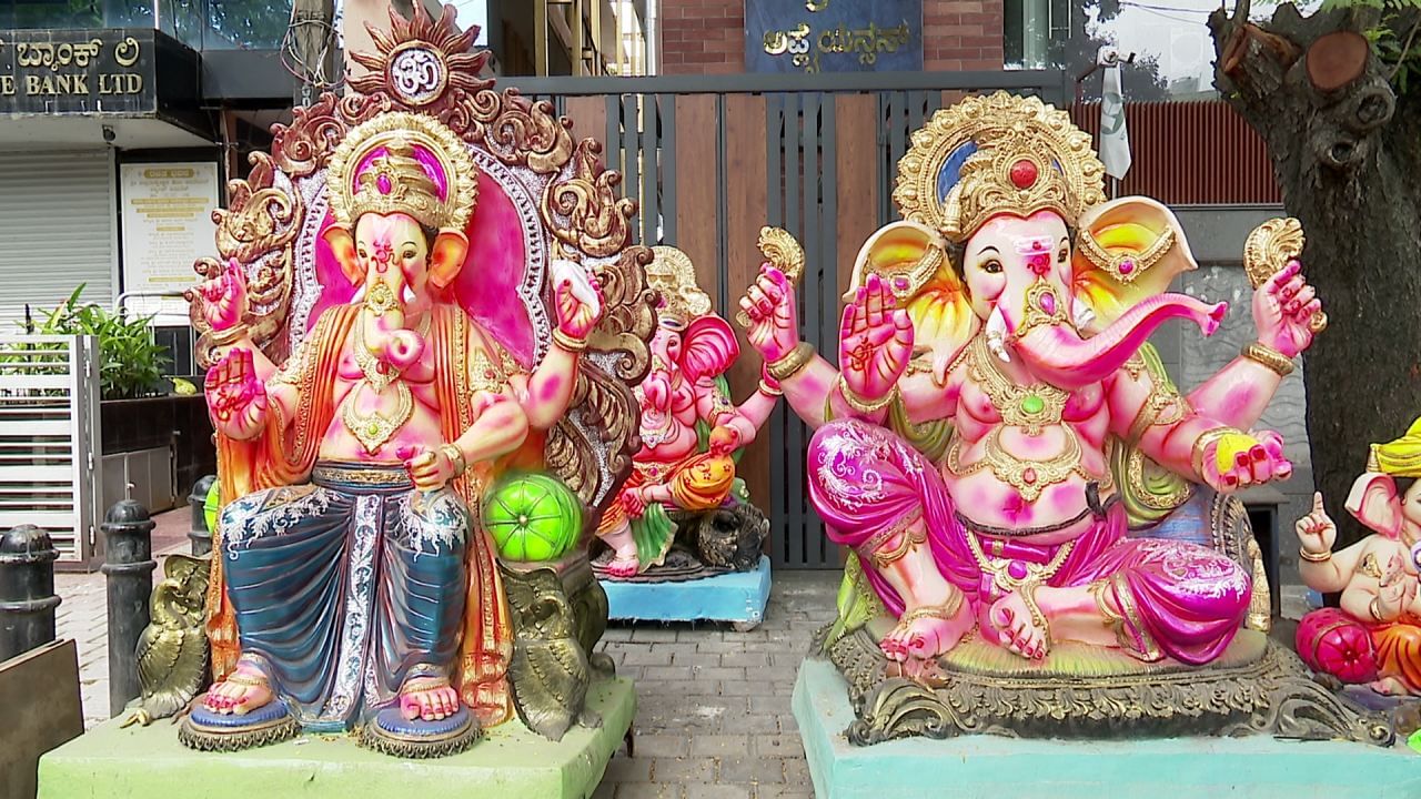 ನಾಡಿನೆಲ್ಲೆಡೆ ಗೌರಿ ಗಣೇಶ ಹಬ್ಬದ ಸಂಭ್ರಮ, ಸಡಗರ ಮನೆ ಮಾಡಿದೆ. ಪ್ರತಿ ಮನೆಯಲ್ಲೂ ಹಬ್ಬದ ಸಂಭ್ರಮ ಕಳೆಗಟ್ಟಿದೆ. ಬೆಂಗಳೂರು ನಗರದ ಗಲ್ಲಿ ಗಲ್ಲಿಗಳಲ್ಲೂ ವಿಘ್ನನಿವಾರಕನ ಸ್ಮರಣೆ ಆರಂಭವಾಗಿದ್ದು, ವಿವಿಧ ತರಹದ ಅತ್ಯಾಕರ್ಷಕ ಮೂರ್ತಿಗಳು ಭಕ್ತರ ಗಮನ ಸೆಳೆಯುತ್ತಿವೆ. ಬಿಬಿಎಂಪಿ ಕೂಡ ಗಣೇಶ ಮೂರ್ತಿ ವಿಸರ್ಜನೆಗೆ ಸಕಲ ತಯಾರಿ ಮಾಡಿಕೊಂಡಿದೆ.