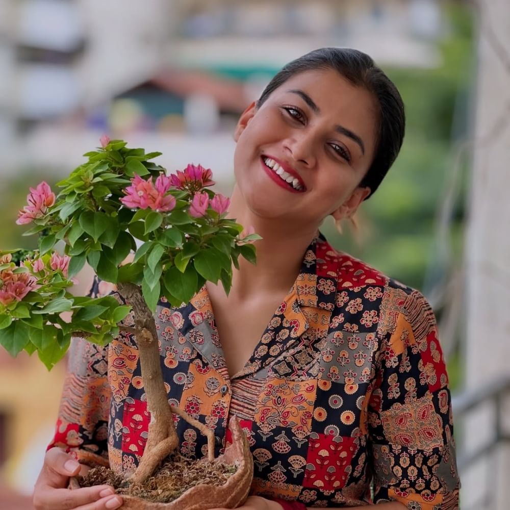 ನಟಿ ಗೌತಮಿ ಜಾಧವ್ ಅವರು ‘ಸತ್ಯ’ ಹಾಗೂ ‘ಬಿಗ್ ಬಾಸ್’ ಮೂಲಕ ಗುರುತಿಸಿಕೊಂಡವರು. ಹಬ್ಬದ ದಿನ ಅವರು ಗಿಡವನ್ನು ಹಿಡಿದು ಪೋಸ್ ಕೊಟ್ಟ ಪೋಸ್ಟ್ ಹಾಕಿದ್ದಾರೆ. ಈ ಮೂಲಕ ಭಿನ್ನವಾಗಿ ಅವರು ಹಬ್ಬ ಆಚರಿಸಿದ್ದಾರೆ ಎನ್ನಬಹುದು. 