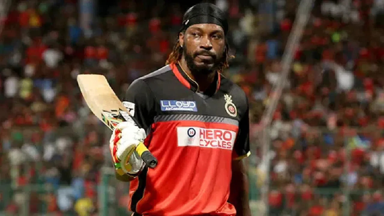 ಅಂದಹಾಗೆ ಟಿ20 ಕ್ರಿಕೆಟ್ ಇತಿಹಾಸದಲ್ಲೇ ಅತ್ಯಧಿಕ ರನ್​ಗಳಿಸಿದ ವಿಶ್ವ ದಾಖಲೆ ಕ್ರಿಸ್ ಗೇಲ್ ಹೆಸರಿನಲ್ಲಿದೆ. ಚುಟುಕು ಕ್ರಿಕೆಟ್​ನಲ್ಲಿ 455 ಇನಿಂಗ್ಸ್​ ಆಡಿರುವ ಗೇಲ್ 10060 ಎಸೆತಗಳನ್ನು ಎದುರಿಸಿ ಒಟ್ಟು 14562 ರನ್ ಕಲೆಹಾಕಿದ್ದಾರೆ. ಈ ಮೂಲಕ ಟಿ20 ಕ್ರಿಕೆಟ್​ ಇತಿಹಾಸದ ರನ್ ಸರದಾರ ಎಂಬ ವಿಶ್ವ ದಾಖಲೆಯನ್ನು ನಿರ್ಮಿಸಿದ್ದಾರೆ.