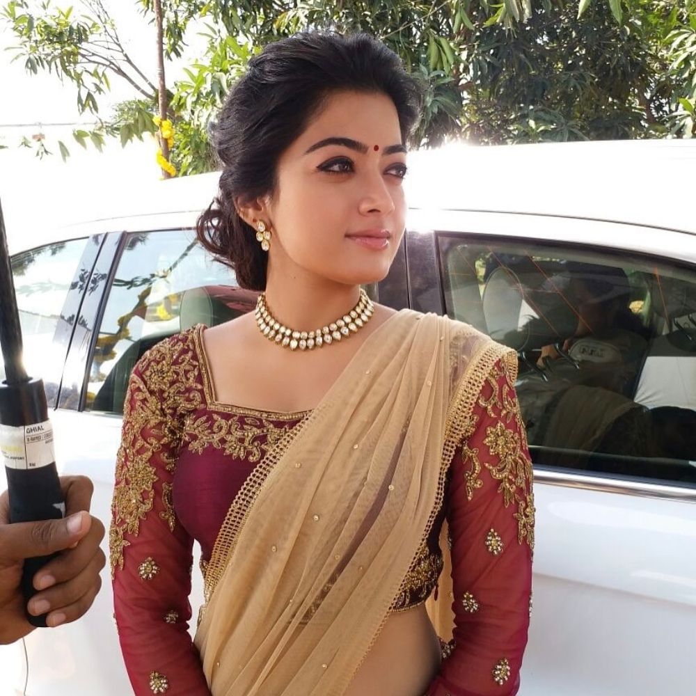 ನಟಿ ರಶ್ಮಿಕಾ ಮಂದಣ್ಣ ಕನ್ನಡದ ‘ಕಿರಿಕ್ ಪಾರ್ಟಿ’ ಸಿನಿಮಾ ಮೂಲಕ ನಟನೆ ಆರಂಭಿಸಿದರು. ಆದರೆ ಈಗ ತೆಲುಗು ಹಾಗೂ ಬಾಲಿವುಡ್​ ಚಿತ್ರರಂಗದಲ್ಲಿ ಬಲು ಬೇಡಿಕೆಯ ನಟಿಯಾಗಿದ್ದಾರೆ.