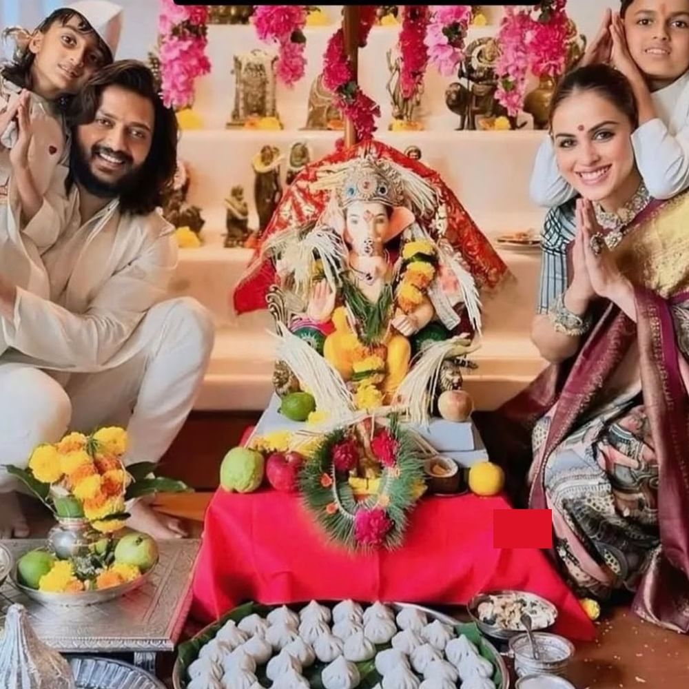 ಜೆನಿಲಿಯಾ ಹಾಗೂ ರಿತೇಶ್ ಅವರು ಬಾಲಿವುಡ್ನ ಕ್ಯೂಟ್ ದಂಪತಿಗಳಲ್ಲಿ ಒಬ್ಬರು. ಇವರು ಮಕ್ಕಳ ಜೊತೆ ಸೇರಿ ಹಬ್ಬವನ್ನು ಆಚರಿಸಿದ್ದಾರೆ. ಈ ಫೋಟೋಗಳು ಗಮನ ಸೆಳೆದಿವೆ. 