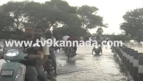 ಸೇತುವೆ ಇಕ್ಕೆಲಗಳಲ್ಲಿ ರಸ್ತೆ ಸಂಚಾರ ಬಂದ್, ಶಾಲಾ ಮಕ್ಕಳಿಗೆ ಸಮಸ್ಯೆ ಸೇತುವೆ ಇಕ್ಕೆಲಗಳಲ್ಲಿ ರಸ್ತೆ ಸಂಚಾರ ಬಂದ್, ಶಾಲಾ ಮಕ್ಕಳಿಗೆ ಸಮಸ್ಯೆ