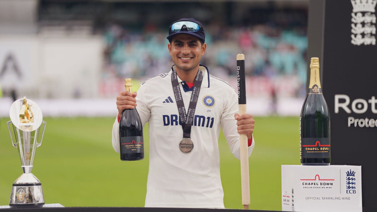 ಇದೀಗ ಈ ಸರಣಿ ಮುಗಿದಿದ್ದು ಇಡೀ ತಂಡ ಕೂಡ ಭಾರತಕ್ಕೆ ವಾಪಸ್ಸಾಗಿದೆ. ಈ ನಡುವೆ ಶುಭ್ಮನ್ ಗಿಲ್ ಅವರ ಟೆಸ್ಟ್ ಜೆರ್ಸಿ ಖರೀದಿಗಾಗಿ ಭಾರಿ ಪೈಪೋಟಿ ಕಂಡುಬಂದಿದೆ. ಇದರಿಂದಾಗಿ ಗಿಲ್ ಅವರ ಟೆಸ್ಟ್ ಜೆರ್ಸಿಯನ್ನು 5 ಲಕ್ಷಕ್ಕೂ ರೂಪಾಯಿಗೂ ಅಧಿಕ ಮೊತ್ತಕ್ಕೆ ಮಾರಾಟವಾಗಿದೆ.