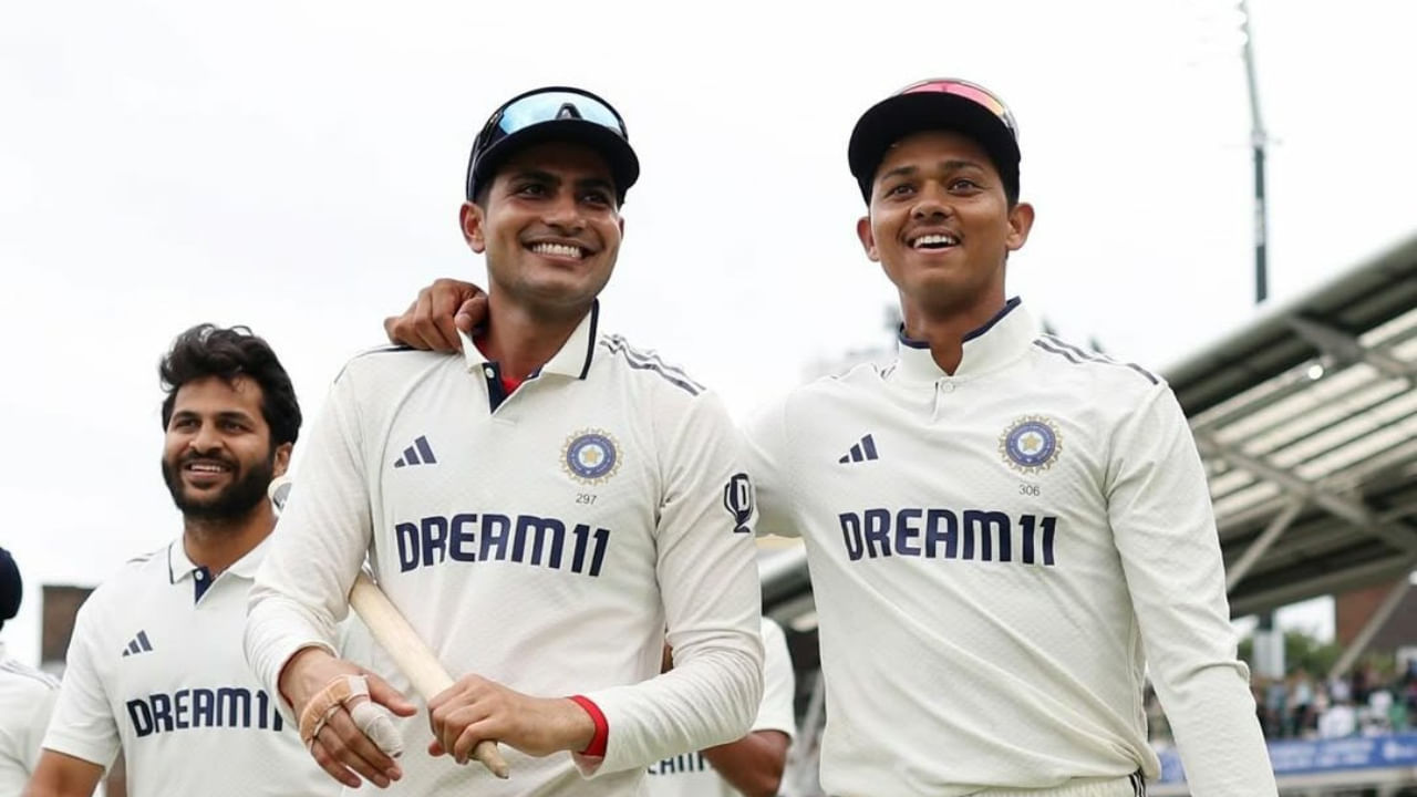 ಇಂಗ್ಲೆಂಡ್‌ ಪ್ರವಾಸವನ್ನು ಡ್ರಾದೊಂದಿಗೆ ಮುಗಿಸಿರುವ ಟೀಂ ಇಂಡಿಯಾ ಭಾರತಕ್ಕೆ ವಾಪಸ್ಸಾಗಿದೆ. ಆದಾಗ್ಯೂ ಸರಣಿಯಲ್ಲಿ ಉತ್ತಮ ಪ್ರದರ್ಶನ ನೀಡಿದ ಕೆಲವು ಆಟಗಾರರಿಗೆ ಇದೀಗ ಐಸಿಸಿ ನೂತನ ರ್ಯಾಂಕಿಂಗ್ ಪಟ್ಟಿಯಲ್ಲಿ ಆಘಾತ ಎದುರಾಗಿದೆ. ಇನ್ನು ಕೆಲವರಿಗೆ ಮುಂಬಡ್ತಿಯೂ ಸಿಕ್ಕದೆ. ಆದರೆ ಸರಣಿಯುದ್ದಕ್ಕೂ ಅಮೋಘ ಪ್ರದರ್ಶನ ನೀಡಿದ್ದ ನಾಯಕ ಗಿಲ್ 4 ಸ್ಥಾನ ಕುಸಿತ ಕಂಡಿದ್ದು, ಟಾಪ್ 10 ರೊಳಗಿಂದ ಹೊರಬಿದ್ದಿದ್ದಾರೆ.
