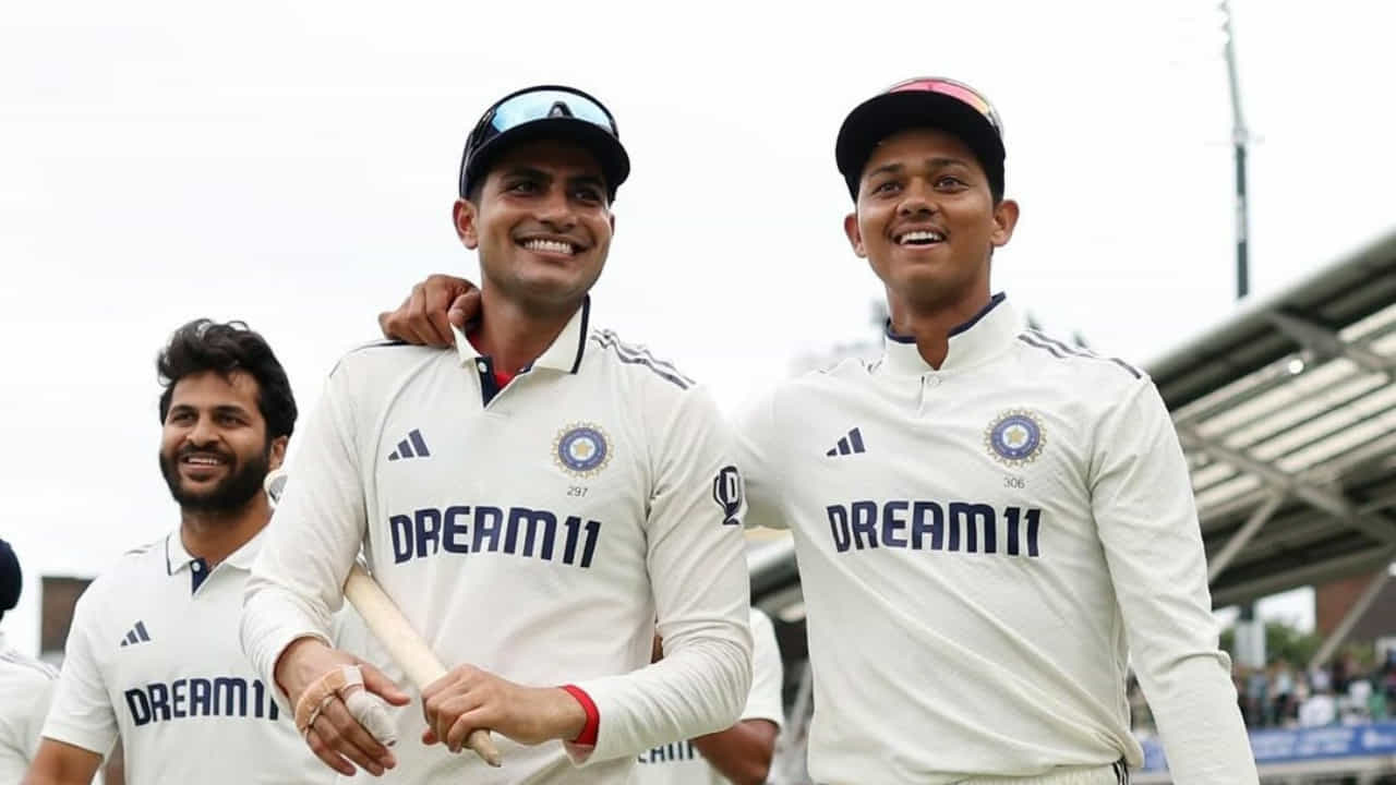 ಇಂಗ್ಲೆಂಡ್ ಪ್ರವಾಸವನ್ನು ಡ್ರಾದೊಂದಿಗೆ ಮುಗಿಸಿರುವ ಟೀಂ ಇಂಡಿಯಾ ಭಾರತಕ್ಕೆ ವಾಪಸ್ಸಾಗಿದೆ. ಆದಾಗ್ಯೂ ಸರಣಿಯಲ್ಲಿ ಉತ್ತಮ ಪ್ರದರ್ಶನ ನೀಡಿದ ಕೆಲವು ಆಟಗಾರರಿಗೆ ಇದೀಗ ಐಸಿಸಿ ನೂತನ ರ್ಯಾಂಕಿಂಗ್ ಪಟ್ಟಿಯಲ್ಲಿ ಆಘಾತ ಎದುರಾಗಿದೆ. ಇನ್ನು ಕೆಲವರಿಗೆ ಮುಂಬಡ್ತಿಯೂ ಸಿಕ್ಕದೆ. ಆದರೆ ಸರಣಿಯುದ್ದಕ್ಕೂ ಅಮೋಘ ಪ್ರದರ್ಶನ ನೀಡಿದ್ದ ನಾಯಕ ಗಿಲ್ 4 ಸ್ಥಾನ ಕುಸಿತ ಕಂಡಿದ್ದು, ಟಾಪ್ 10 ರೊಳಗಿಂದ ಹೊರಬಿದ್ದಿದ್ದಾರೆ.