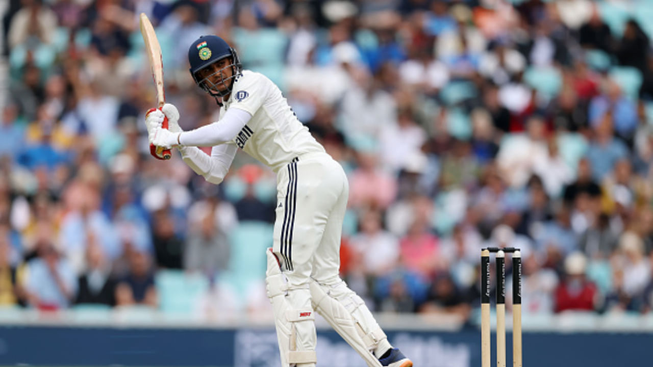 ಭಾರತ ಟೆಸ್ಟ್ ತಂಡದ ಹೊಸ ನಾಯಕನಾಗಿ, ಶುಭ್​ಮನ್ ಗಿಲ್ ತಮ್ಮ ಮೊದಲ ಸರಣಿಯಲ್ಲೇ ಇತಿಹಾಸ ಸೃಷ್ಟಿಸಿದರು. ಮೊದಲ ಬಾರಿಗೆ ಟೀಂ ಇಂಡಿಯಾವನ್ನು ಮುನ್ನಡೆಸುತ್ತಿದ್ದ ಗಿಲ್, ಇಂಗ್ಲೆಂಡ್ ಪ್ರವಾಸದಲ್ಲಿ ಟೆಸ್ಟ್ ಸರಣಿಯಲ್ಲಿ ತಮ್ಮ ಬ್ಯಾಟ್‌ನಿಂದ ರನ್‌ಗಳ ಮಳೆ ಸುರಿಸುತ್ತಾ ಅನೇಕ ದಾಖಲೆಗಳನ್ನು ಸೃಷ್ಟಿಸಿದರು. ಗಿಲ್ ಈ ಸರಣಿಯನ್ನು ಟಾಪ್ ಸ್ಕೋರರ್ ಆಗಿಯೂ ಕೊನೆಗೊಳಿಸಿದರು.