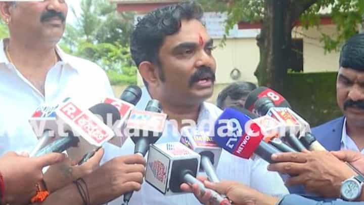 ಸರ್ಕಾರದ ಇಂಧನ ಖರ್ಚಾಗುವುದು ಬೇಡ ಅಂತ ಅರೆಸ್ಟ್ ಆಗಲು ನಾವೇ ಠಾಣೆಗೆ ಬಂದಿದ್ದೇವೆ: ಗಿರೀಶ್ ಮಟ್ಟಣ್ಣನವರ್ ಸರ್ಕಾರದ ಇಂಧನ ಖರ್ಚಾಗುವುದು ಬೇಡ ಅಂತ ಅರೆಸ್ಟ್ ಆಗಲು ನಾವೇ ಠಾಣೆಗೆ ಬಂದಿದ್ದೇವೆ: ಗಿರೀಶ್ ಮಟ್ಟಣ್ಣನವರ್