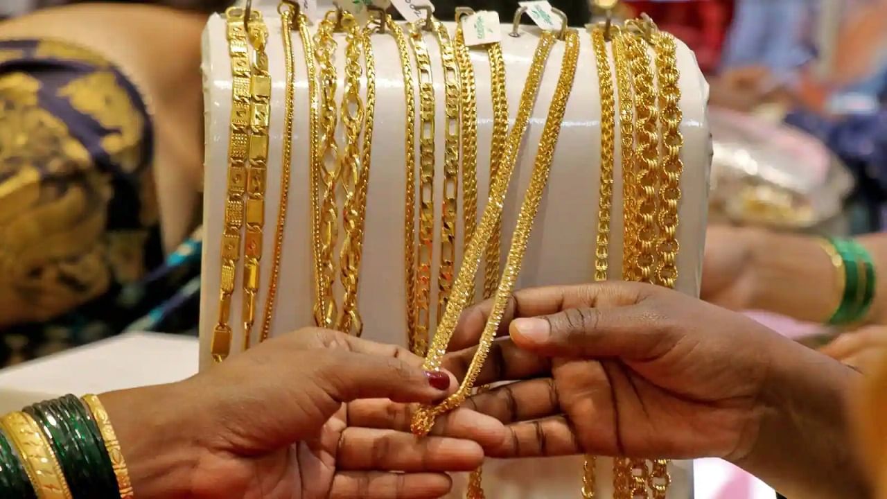 Gold Rate Today Bangalore: 9,400 ರೂ ಗಡಿ ಸಮೀಪ ಹೋಗಿರುವ ಆಭರಣ ಚಿನ್ನದ ಬೆಲೆ Gold Rate Today Bangalore: 9,400 ರೂ ಗಡಿ ಸಮೀಪ ಹೋಗಿರುವ ಆಭರಣ ಚಿನ್ನದ ಬೆಲೆ