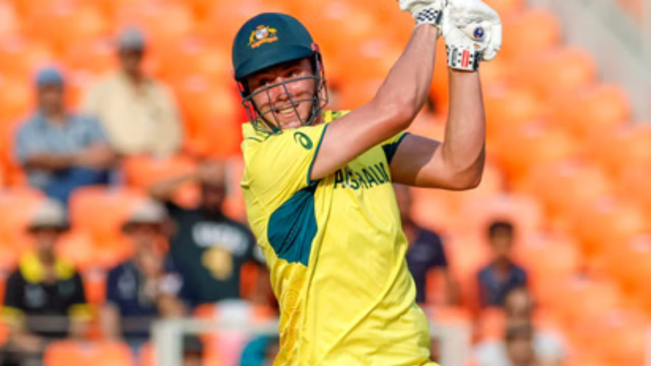 ದಕ್ಷಿಣ ಆಫ್ರಿಕಾ ವಿರುದ್ಧದ ಮೂರನೇ ಏಕದಿನ ಪಂದ್ಯದಲ್ಲಿ ಕೇವಲ 47 ಎಸೆತಗಳಲ್ಲಿ ತಮ್ಮ ಏಕದಿನ ವೃತ್ತಿಜೀವನದ ಮೊದಲ ಶತಕ ಗಳಿಸಿದ ಕ್ಯಾಮರೂನ್ ಗ್ರೀನ್, ತಮ್ಮ ಹೆಸರಿನಲ್ಲಿ ಅನೇಕ ದಾಖಲೆಗಳನ್ನು ನಿರ್ಮಿಸಿದ್ದಾರೆ. ಗ್ಲೆನ್ ಮ್ಯಾಕ್ಸ್‌ವೆಲ್ ನಂತರ ಎರಡನೇ ಅತಿ ವೇಗದ ಶತಕ ಗಳಿಸಿದ ಎರಡನೇ ಆಸ್ಟ್ರೇಲಿಯಾದ ಬ್ಯಾಟ್ಸ್‌ಮನ್ ಎಂಬ ಹೆಗ್ಗಳಿಕೆಗೆ ಪಾತ್ರರಾಗಿದ್ದಾರೆ. 2023 ರಲ್ಲಿ ನೆದರ್ಲ್ಯಾಂಡ್ಸ್ ವಿರುದ್ಧ ಮ್ಯಾಕ್ಸ್‌ವೆಲ್ 40 ಎಸೆತಗಳಲ್ಲಿ ಶತಕ ಗಳಿಸಿದರು.