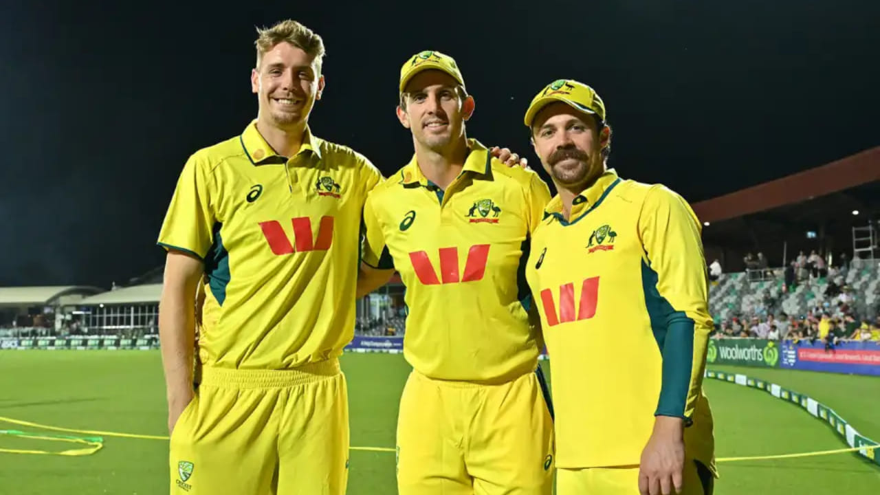 ಆಸ್ಟ್ರೇಲಿಯಾದ ಏಕದಿನ ಕ್ರಿಕೆಟ್ ಇತಿಹಾಸದಲ್ಲಿ ಮೂವರು ಬ್ಯಾಟ್ಸ್‌ಮನ್‌ಗಳು ಒಂದೇ ಪಂದ್ಯದಲ್ಲಿ ಶತಕ ಗಳಿಸಿದ್ದು ಇದೇ ಮೊದಲು. ಗ್ರೀನ್‌ಗಿಂತ ಮೊದಲು, ಟ್ರಾವಿಸ್ ಹೆಡ್ ಮತ್ತು ಮಿಚೆಲ್ ಮಾರ್ಷ್ ಕೂಡ ಈ ಪಂದ್ಯದಲ್ಲಿ ಶತಕ ಬಾರಿಸುವಲ್ಲಿ ಯಶಸ್ವಿಯಾಗಿದ್ದರು. ಆಸ್ಟ್ರೇಲಿಯಾ ಹೊರತುಪಡಿಸಿ, ದಕ್ಷಿಣ ಆಫ್ರಿಕಾ ಮತ್ತು ಇಂಗ್ಲೆಂಡ್ ವಿಶ್ವ ಕ್ರಿಕೆಟ್‌ನಲ್ಲಿ ಈ ಸಾಧನೆಯನ್ನು ಸಾಧಿಸಿವೆ.
