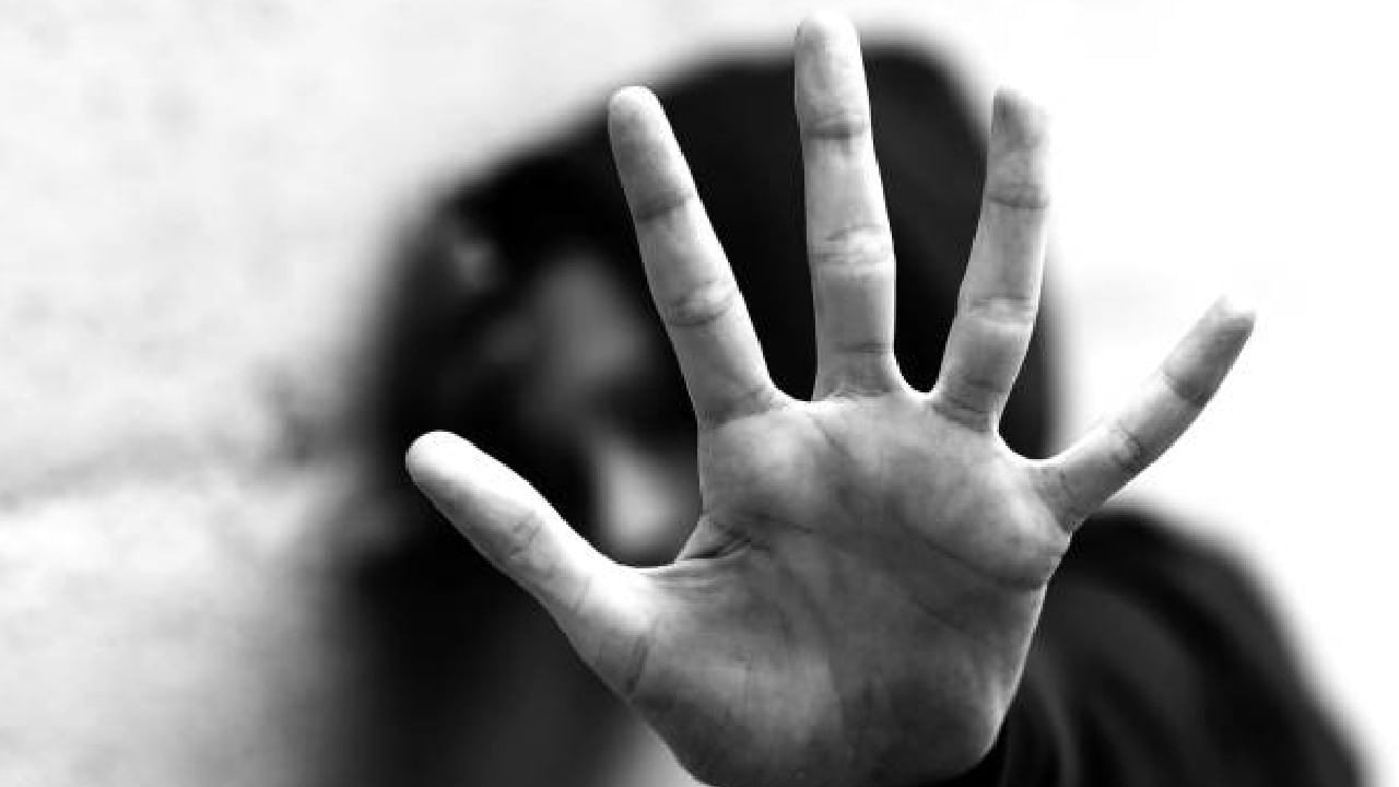 ರಸ್ತೆ ಬದಿ ಮೂತ್ರ ವಿಸರ್ಜಿಸಲು ಹೋದ ಮಹಿಳೆ ಮೇಲೆ ಸಾಮೂಹಿಕ ಅತ್ಯಾಚಾರ ರಸ್ತೆ ಬದಿ ಮೂತ್ರ ವಿಸರ್ಜಿಸಲು ಹೋದ ಮಹಿಳೆ ಮೇಲೆ ಸಾಮೂಹಿಕ ಅತ್ಯಾಚಾರ