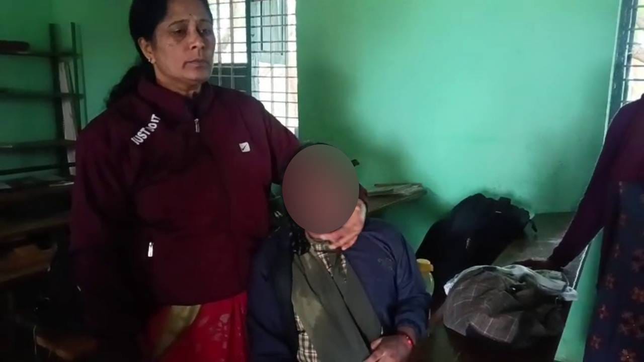 ಹಾಸನ: ಹಾಡ ಹಗಲೇ ವಿದ್ಯಾರ್ಥಿನಿಯನ್ನು ಅಪಹರಿಸಲು ಯತ್ನ, ಬಾಲಕಿ ಬಚಾವ್ ಆಗಿದ್ದೇ ರೋಚಕ ಹಾಸನ: ಹಾಡ ಹಗಲೇ ವಿದ್ಯಾರ್ಥಿನಿಯನ್ನು ಅಪಹರಿಸಲು ಯತ್ನ, ಬಾಲಕಿ ಬಚಾವ್ ಆಗಿದ್ದೇ ರೋಚಕ