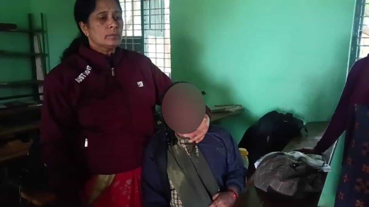 ಹಾಸನ: ಹಾಡ ಹಗಲೇ ವಿದ್ಯಾರ್ಥಿನಿಯನ್ನು ಅಪಹರಿಸಲು ಯತ್ನ, ಬಾಲಕಿ ಬಚಾವ್ ಆಗಿದ್ದೇ ರೋಚಕ ಹಾಸನ: ಹಾಡ ಹಗಲೇ ವಿದ್ಯಾರ್ಥಿನಿಯನ್ನು ಅಪಹರಿಸಲು ಯತ್ನ, ಬಾಲಕಿ ಬಚಾವ್ ಆಗಿದ್ದೇ ರೋಚಕ