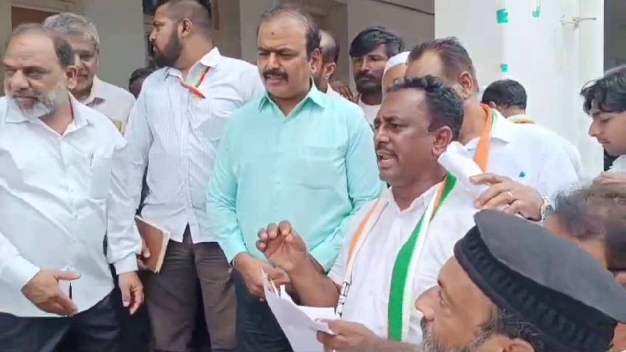 ಹುಡಾ ಅಧ್ಯಕ್ಷ ಸ್ಥಾನಕ್ಕೆ ಬೀದಿಗಿಳಿದ ಮುಸ್ಲಿಂ: ಪ್ರತಿಭಟನೆ ಬಳಿಕ ಹಣ ಕೊಟ್ಟಿಲ್ಲವೆಂದು ಕಾರ್ಮಿಕರ ಆರೋಪ