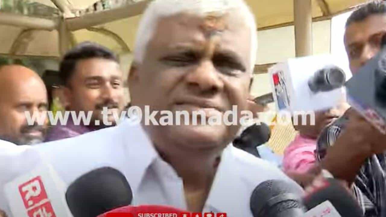 ಅತ್ಯಾಚಾರ ಪ್ರಕರಣದಲ್ಲಿ ಪ್ರಜ್ವಲ್ ರೇವಣ್ಣ ದೋಷಿ: ಮಾಧ್ಯಮಗಳಿಗೆ ಏನನ್ನೂ ಹೇಳದ ಹೆಚ್ ಡಿ ರೇವಣ್ಣ ಅತ್ಯಾಚಾರ ಪ್ರಕರಣದಲ್ಲಿ ಪ್ರಜ್ವಲ್ ರೇವಣ್ಣ ದೋಷಿ: ಮಾಧ್ಯಮಗಳಿಗೆ ಏನನ್ನೂ ಹೇಳದ ಹೆಚ್ ಡಿ ರೇವಣ್ಣ