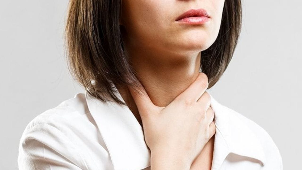 ಗಂಟಲು ನೋವಿನಿಂದ ತಕ್ಷಣ ಮುಕ್ತಿ ಪಡೆಯುವುದು ಹೇಗೆ? ಇಲ್ಲಿದೆ ಪರಿಹಾರ ಗಂಟಲು ನೋವಿನಿಂದ ತಕ್ಷಣ ಮುಕ್ತಿ ಪಡೆಯುವುದು ಹೇಗೆ? ಇಲ್ಲಿದೆ ಪರಿಹಾರ