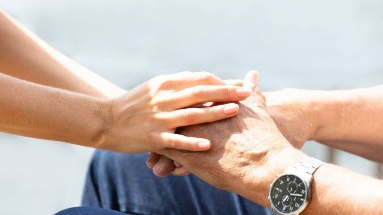 ಕಷ್ಟ ಕಾಲದಲ್ಲಿ 2 ಸಾವಿರ ರೂ. ನೀಡಿದ ಅಪರಿಚಿತ ಹುಡುಗಿಗೆ ಹಣ ನೀಡಲು ಮುಂದಾದ ವ್ಯಕ್ತಿಗೆ ಆಕೆ ಏನು ಹೇಳಿದ್ಳು ನೋಡಿ