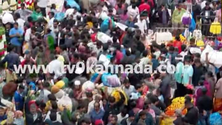 ಗೌರಿಗಣೇಶ ಹಬ್ಬದ ಖರೀದಿಗಾಗಿ ಕೆಅರ್ ಮಾರ್ಕೆಟ್ಗೆ ಜನ ಲಗ್ಗೆ, ಸುತ್ತಮುತ್ತಲಿನ ರಸ್ತೆಗಳಲ್ಲಿ ಟ್ರಾಫಿಕ್ ಸಮಸ್ಯೆ ಗೌರಿಗಣೇಶ ಹಬ್ಬದ ಖರೀದಿಗಾಗಿ ಕೆಅರ್ ಮಾರ್ಕೆಟ್ಗೆ ಜನ ಲಗ್ಗೆ, ಸುತ್ತಮುತ್ತಲಿನ ರಸ್ತೆಗಳಲ್ಲಿ ಟ್ರಾಫಿಕ್ ಸಮಸ್ಯೆ