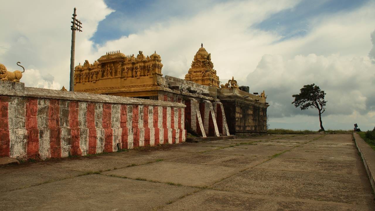 ಹಿಮವತ್‌ ಗೋಪಾಲ ಸ್ವಾಮಿ ದೇಗುಲ: ಕರ್ನಾಟಕದಲ್ಲಿರು ಕೃಷ್ಣ ದೇವಾಲಯಗಳಲ್ಲಿ ಚಾಮರಾಜನಗರ ಜಿಲ್ಲೆಯ ಗುಂಡ್ಲುಪೇಟೆಯಲ್ಲಿರುವ ಹಿಮವತ್‌ ಗೋಪಾಲಸ್ವಾಮಿ ದೇಗುಲ ಕೂಡ ಒಂದು. ಈ ದೇವಾಲಯವನ್ನು 14 ನೇ ಶತಮಾನದಲ್ಲಿ ನಿರ್ಮಾಣ ಮಾಡಲಾಗಿದೆ ಎಂದು ಹೇಳಲಾಗುತ್ತದೆ.  

