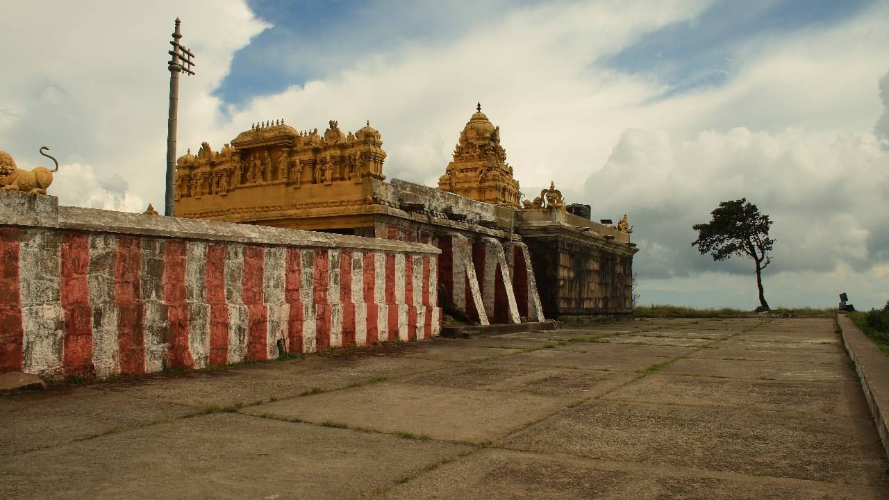 ಹಿಮವತ್‌ ಗೋಪಾಲ ಸ್ವಾಮಿ ದೇಗುಲ: ಕರ್ನಾಟಕದಲ್ಲಿರು ಕೃಷ್ಣ ದೇವಾಲಯಗಳಲ್ಲಿ ಚಾಮರಾಜನಗರ ಜಿಲ್ಲೆಯ ಗುಂಡ್ಲುಪೇಟೆಯಲ್ಲಿರುವ ಹಿಮವತ್‌ ಗೋಪಾಲಸ್ವಾಮಿ ದೇಗುಲ ಕೂಡ ಒಂದು. ಈ ದೇವಾಲಯವನ್ನು 14 ನೇ ಶತಮಾನದಲ್ಲಿ ನಿರ್ಮಾಣ ಮಾಡಲಾಗಿದೆ ಎಂದು ಹೇಳಲಾಗುತ್ತದೆ.  

