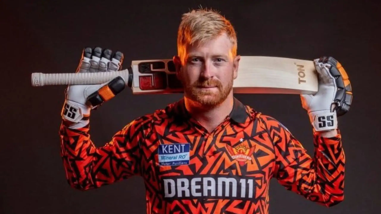 ಐಪಿಎಲ್​ನಲ್ಲಿ ಕಳೆದ ಕೆಲ ವರ್ಷಗಳಿಂದ ಸನ್​ರೈಸರ್ಸ್ ಹೈದರಾಬಾದ್ ತಂಡದ ಭಾಗವಾಗಿರುವ ಹೆನ್ರಿಕ್ ಕ್ಲಾಸೆನ್ ಅವರ ಪ್ರಸ್ತುತ ಸಂಭಾವನೆ 23 ಕೋಟಿ ರೂ. ಅಂದರೆ ಕಳೆದ ಬಾರಿ ಐಪಿಎಲ್ ಆಡಿದ್ದಕ್ಕಾಗಿ ಕ್ಲಾಸೆನ್ ಬರೋಬ್ಬರಿ 23 ಕೋಟಿ ರೂ. ಪಡೆದುಕೊಂಡಿದ್ದಾರೆ.