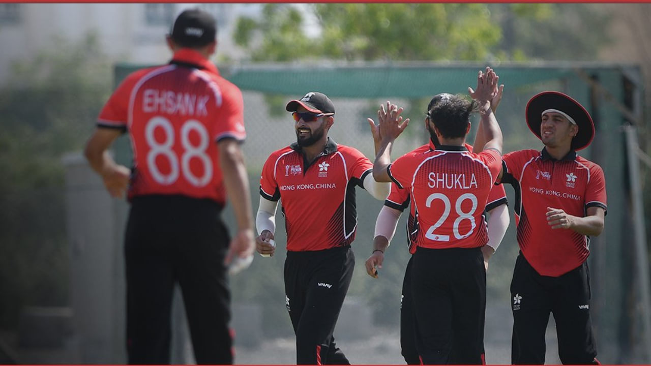 ಹಾಂಗ್ ಕಾಂಗ್ ತಂಡ: ಯಾಸಿಮ್ ಮುರ್ತಾಜಾ (ನಾಯಕ), ಬಾಬರ್ ಹಯಾತ್ (ಉಪನಾಯಕ), ಜೀಶಾನ್ ಅಲಿ (ವಿಕೆಟ್ ಕೀಪರ್), ಶಾಹಿದ್ ವಾಸಿಫ್ (ವಿಕೆಟ್ ಕೀಪರ್), ನಿಯಾಜಕತ್ ಖಾನ್ ಮೊಹಮ್ಮದ್, ನಸ್ರುಲ್ಲಾ ರಾಣಾ, ಮಾರ್ಟಿನ್ ಕೊಯೆಟ್ಜಿ, ಅಂಶುಮಾನ್ ರಾತ್, ಎಹ್ಸಾನ್ ಖಾನ್, ಕಲ್ಹಾನ್ ಮಾರ್ಕ್ ಚಲ್ಲು, ಆಯುಷ್ ಆಶಿಶ್ ಶುಕ್ಲಾ, ಮೊಹಮ್ಮದ್ ಐಕ್ವಾಝ್ಲ್ ಖಾನ್ ಮೆಹಮೂದ್, ಅನಸ್ ಖಾನ್, ಹರೂನ್ ಮೊಹಮ್ಮದ್ ಅರ್ಷದ್, ಅಲಿ-ಹಸನ್, ಗಜನ್ಫರ್ ಮೊಹಮ್ಮದ್, ಮೊಹಮ್ಮದ್ ವಹೀದ್,