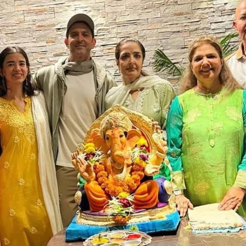 ಹೃತಿಕ್ ರೋಷನ್ ಅವರು ಕುಟುಂಬದ ಜೊತೆ ಸೇರಿ ಗಣೇಶ ಚತುರ್ಥಿ ಆಚರಿಸಿದ್ದಾರೆ. ಅವರು ಮನೆಗೆ ಮಣ್ಣಿನಿಂದ ಮಾಡಿದ ಗಣಪತಿಯನ್ನು ಇರಿಸಿದ್ದರು ಅನ್ನೋದು ವಿಶೇಷ. ಈ ಫೋಟೋಗಳು ಗಮನ ಸೆಳೆದಿವೆ. ಈ ಆಚರಣೆ ವೇಳೆ ಅವರ ಪ್ರೇಯಸಿ ಸಬಾ ಕೂಡ ಇದ್ದರು.