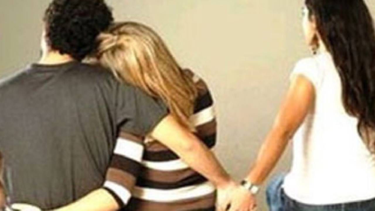 ತನ್ನ ಪತಿಯ ಜತೆ ಸಂಬಂಧ ಹೊಂದಿರುವ ತನ್ನ ಪ್ರಾಣ ಸ್ನೇಹಿತೆಗೆ ಬ್ಯಾನರ್​ ಹಾಕಿ ಧನ್ಯವಾದ ತಿಳಿಸಿದ ಪತ್ನಿ