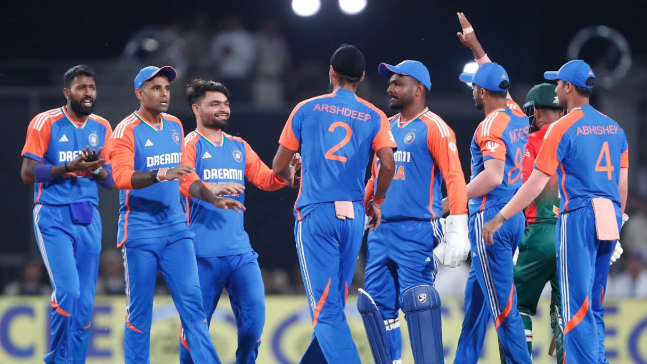 ಅದರಲ್ಲೂ ಆರಂಭಿಕರನ್ನು ಆಯ್ಕೆ ಮಾಡುವುದು ಆಯ್ಕೆದಾರರಿಗೆ ದೊಡ್ಡ ತಲೆನೋವಾಗಿದೆ. ಏಕೆಂದರೆ ಈ ಸ್ಥಾನಕ್ಕೆ ಸಾಕಷ್ಟು ಪೈಪೋಟಿಗಳಿವೆ. ಹೀಗಾಗಿ ಏಷ್ಯಾಕಪ್ನಲ್ಲಿ ಆರಂಭಿಕ ಸ್ಥಾನಕ್ಕೆ ಯಾವ ಆಟಗಾರರ ಹೆಸರುಗಳನ್ನು ಅಂತಿಮಗೊಳಿಸಲಾಗುತ್ತದೆ ಎಂಬುದನ್ನು ನೋಡಬೇಕಾಗಿದೆ. ಅಂದಹಾಗೆ, ಆರಂಭಿಕ ಸ್ಥಾನಕ್ಕಾಗಿ ಐದು ಆಟಗಾರರ ನಡುವೆ ಪೈಪೋಟಿ ನಡೆಯುತ್ತಿದೆ.