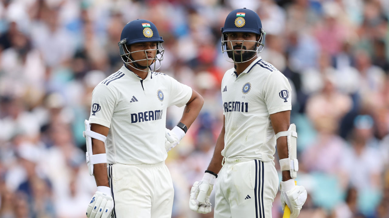 ವಾಸ್ತವವಾಗಿ ಎರಡನೇ ಇನ್ನಿಂಗ್ಸ್​ನಲ್ಲೂ ಟೀಂ ಇಂಡಿಯಾಕ್ಕೆ ಹೇಳಿಕೊಳ್ಳುವಂತಹ ಆರಂಭ ಸಿಗಿಲಿಲ್ಲ. ಆರಂಭಿಕ ಕೆಎಲ್ ರಾಹುಲ್ ಹಾಗೂ ಸಾಯಿ ಸುದರ್ಶನ್ ಬೇಗನೇ ವಿಕೆಟ್ ಕಳೆದುಕೊಂಡರು. ಈ ವೇಳೆ ನೈಟ್ ವಾಚ್​ಮನ್ ಆಗಿ ಜೈಸ್ವಾಲ್ ಜೊತೆಗೂಡಿದ ಆಕಾಶ್ ದೀಪ್ ಶತಕದ ಜೊತೆಯಾಟಕ್ಕೆ ನೆರವಾದರು. ಈ ವೇಳೆ ಜೈಸ್ವಾಲ್ ಶತಕ ಸಿಡಿಸಿದರೆ, ಆಕಾಶ್ ದೀಪ್ ಅರ್ಧಶತಕ ಗಳಿಸಿ ಔಟಾದರು.