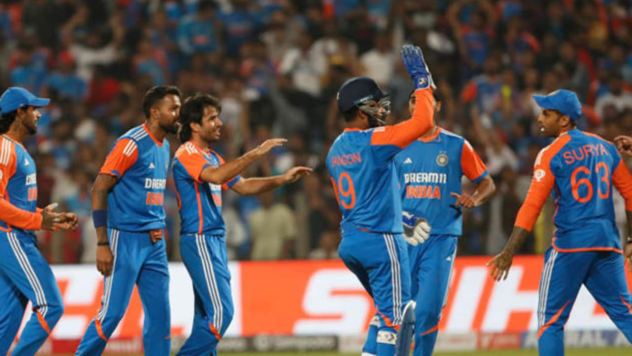 2025 ರ ಏಷ್ಯಾಕಪ್​ಗೆ ಟೀಂ ಇಂಡಿಯಾವನ್ನು ಪ್ರಕಟಿಸುವುದಕ್ಕೂ ಮುನ್ನ ಈ ಟೂರ್ನಿಗೆ ಯಾರೆಲ್ಲ ಅವಕಾಶ ಪಡೆಯುತ್ತಾರೆ ಎಂಬ ಕುತೂಹಲ ಮೂಡಿತ್ತು. ಇದೀಗ ತಂಡವನ್ನು ಪ್ರಕಟಿಸಿದ ಬಳಿಕ ಯಾರಿಗೆ ಆಡುವ ಹನ್ನೊಂದರ ಬಳಗದಲ್ಲಿ ಸ್ಥಾನ ಸಿಗಲಿದೆ ಎಂಬುದು ಪ್ರಶ್ನೆಯಾಗಿದೆ. ಇದೆಲ್ಲದರ ನಡುವೆ ಪ್ರಸ್ತುತ ತಂಡದಲ್ಲಿ ಆರಂಭಿಕನಾಗಿ ಆಡುತ್ತಿರುವ ಸಂಜುಗೆ ಯಾವ ಕ್ರಮಾಂಕ ಸಿಗಬಹುದು ಎಂಬುದು ಮತ್ತೊಂದು ಪ್ರಶ್ನೆಯಾಗಿದೆ.