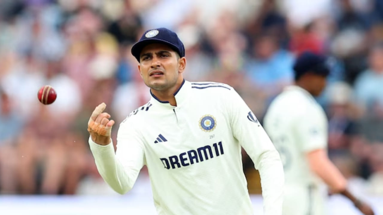 ಮತ್ತೊಂದೆಡೆ, ಟೆಸ್ಟ್ ಕ್ರಿಕೆಟ್‌ನಲ್ಲಿ ಶುಭ್​ಮನ್ ಗಿಲ್ ಯುಗ ಆರಂಭವಾಗಿದೆ. ಮೊದಲ ಟೆಸ್ಟ್ ಸರಣಿಯಲ್ಲಿಯೇ ಗಿಲ್ ನಾಯಕತ್ವದಲ್ಲಿ ಟೀಂ ಇಂಡಿಯಾ ಅದ್ಭುತ ಪ್ರದರ್ಶನ ನೀಡಿದೆ. ಆರಂಭದಲ್ಲಿ, ಅನುಭವದ ಕೊರತೆಯಿಂದಾಗಿ ಅವರ ಆಯ್ಕೆಯ ಬಗ್ಗೆ ಟೀಕೆಗಳು ಕೇಳಿಬಂದವು. ಆದರೆ ಶುಭ್​ಮನ್ ಗಿಲ್ ಬ್ಯಾಟಿಂಗ್ ಮತ್ತು ನಾಯಕತ್ವದ ಜವಾಬ್ದಾರಿಯನ್ನು ಉತ್ತಮವಾಗಿ ನಿರ್ವಹಿಸಿದರು.