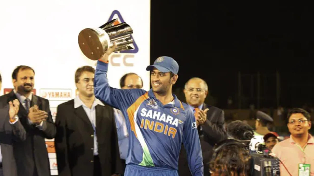 1991 ಮತ್ತು 1995 ರಲ್ಲಿ ಸತತ ಎರಡು ಏಷ್ಯಾಕಪ್ ಪ್ರಶಸ್ತಿಗಳನ್ನು ಗೆದ್ದ ನಂತರ, ಟೀಂ ಇಂಡಿಯಾಗೆ ಟ್ರೋಫಿ ಬರಗಾಲ ಎದುರಾಯಿತು. 1997, 2000, 2004 ಮತ್ತು 2008 ರಲ್ಲಿ ಭಾರತ ಸತತ ಸೋಲುಗಳನ್ನು ಎದುರಿಸಿತು. 2004 ಮತ್ತು 2008 ರಲ್ಲಿ ಟೀಂ ಇಂಡಿಯಾ ಫೈನಲ್ ತಲುಪಿತ್ತಾದರೂ ಎರಡೂ ಬಾರಿ ಶ್ರೀಲಂಕಾ ಎದುರು ಸೋತಿತು. ಇದರ ನಂತರ, 2010 ರಲ್ಲಿ, ಎಂಎಸ್ ಧೋನಿ ನಾಯಕತ್ವದಲ್ಲಿ, ಭಾರತ ಮತ್ತೆ ಚಾಂಪಿಯನ್ ಆಗಿ 15 ವರ್ಷಗಳ ಬರಗಾಲವನ್ನು ಕೊನೆಗೊಳಿಸಿತು. ಧೋನಿ ನಾಯಕತ್ವದಲ್ಲಿ, ಭಾರತವು ಟಿ20 ಸ್ವರೂಪದಲ್ಲಿ ನಡೆದ 2016 ರ ಏಷ್ಯಾಕಪ್ ಪ್ರಶಸ್ತಿಯನ್ನು ಸಹ ಗೆದ್ದುಕೊಂಡಿತು.