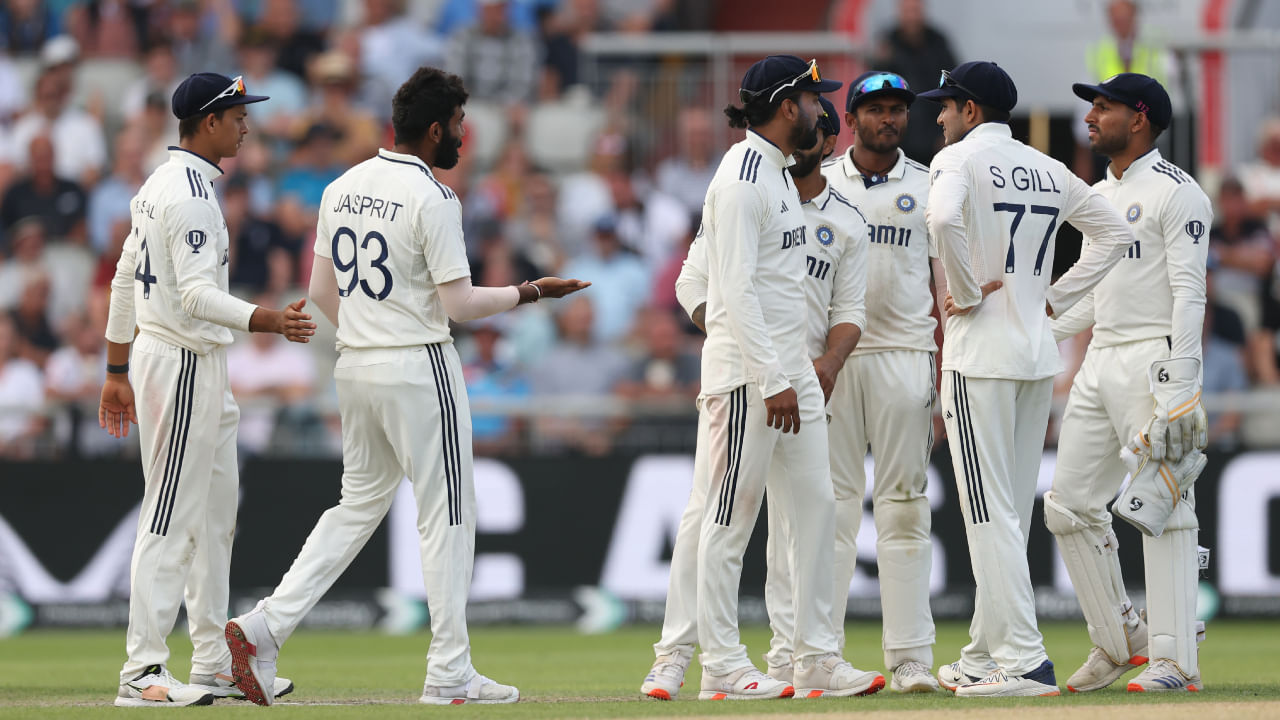 ಇನ್ನು ಈ ಸರಣಿ ಬಗ್ಗೆ ಹೇಳುವುದಾದರೆ.. ಮೊದಲ ಪಂದ್ಯವನ್ನು ಇಂಗ್ಲೆಂಡ್ ಐದು ವಿಕೆಟ್‌ಗಳಿಂದ ಗೆದ್ದುಕೊಂಡರೆ, ಭಾರತ ತಂಡ ಎರಡನೇ ಟೆಸ್ಟ್‌ ಪಂದ್ಯವನ್ನು 336 ರನ್‌ಗಳಿಂದ ಗೆದ್ದುಕೊಂಡಿತು. ಮೂರನೇ ಟೆಸ್ಟ್ ಪಂದ್ಯದಲ್ಲಿ ಭಾರತ 22 ರನ್‌ಗಳಿಂದ ಸೋಲನ್ನು ಎದುರಿಸಿದರೆ, ನಾಲ್ಕನೇ ಟೆಸ್ಟ್ ಪಂದ್ಯ ಡ್ರಾ ಆಗಿತ್ತು. ಈಗ ಭಾರತ ತಂಡ ಐದನೇ ಟೆಸ್ಟ್ ಪಂದ್ಯವನ್ನು ಗೆದ್ದರೆ, ಅದು ಸರಣಿಯನ್ನು ಸಮಬಲಗೊಳಿಸುತ್ತದೆ.
