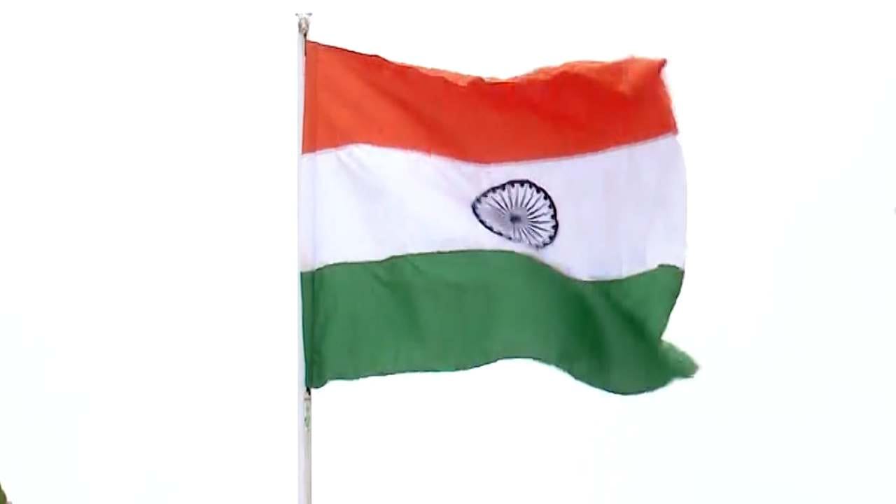 ದೇಶಾದ್ಯಂತ 79ನೇ ಸ್ವಾತಂತ್ರ್ಯ ದಿನಾಚರಣೆಯನ್ನು ಅದ್ದೂರಿಯಾಗಿ ಆಚರಣೆ ಮಾಡಲಾಗಿದೆ. ದೇಶದ ಭಾವೈಕ್ಯತೆ ಸಾರ್ವಭೌಮತ್ವ, ಸೌಹಾರ್ದತೆ ಭ್ರಾತೃತ್ವ ಎಲ್ಲೆಡೆ ವಿಜೃಂಭಿಸುತ್ತಿದೆ. ಇತ್ತ ರಾಜ್ಯದಲ್ಲಿ ಸ್ವಾತಂತ್ರ್ಯ ಕಹಳೆ ಮೊಳಗಿದ್ದು, ಬೆಂಗಳೂರಿನ ಮಾಣಿಕ್​ ಷಾ ಪರೇಡ್ ಮೈದಾನದಲ್ಲಿ ಸಿಎಂ ಸಿದ್ದರಾಮಯ್ಯ ಧ್ವಜಾರೋಹಣ ನೆರವೇರಿಸಿದರು.
