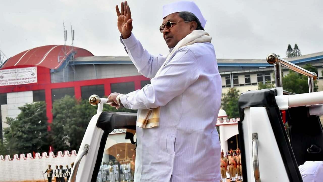 ಧ್ವಜಾರೋಹಣ ನೆರವೇರಿಸಿದ ಸಿದ್ದರಾಮಯ್ಯ, ತೆರೆದ ಜೀಪ್​ನಲ್ಲಿ ಪರೇಡ್ ವೀಕ್ಷಣೆ ಮಾಡಿದರು. ಪರೇಡ್ ತುಕಡಿಗಳ ಬಳಿ ತೆರಳಿ ಗೌರವರಕ್ಷೆ ಸ್ವೀಕರಿಸಿದರು.
